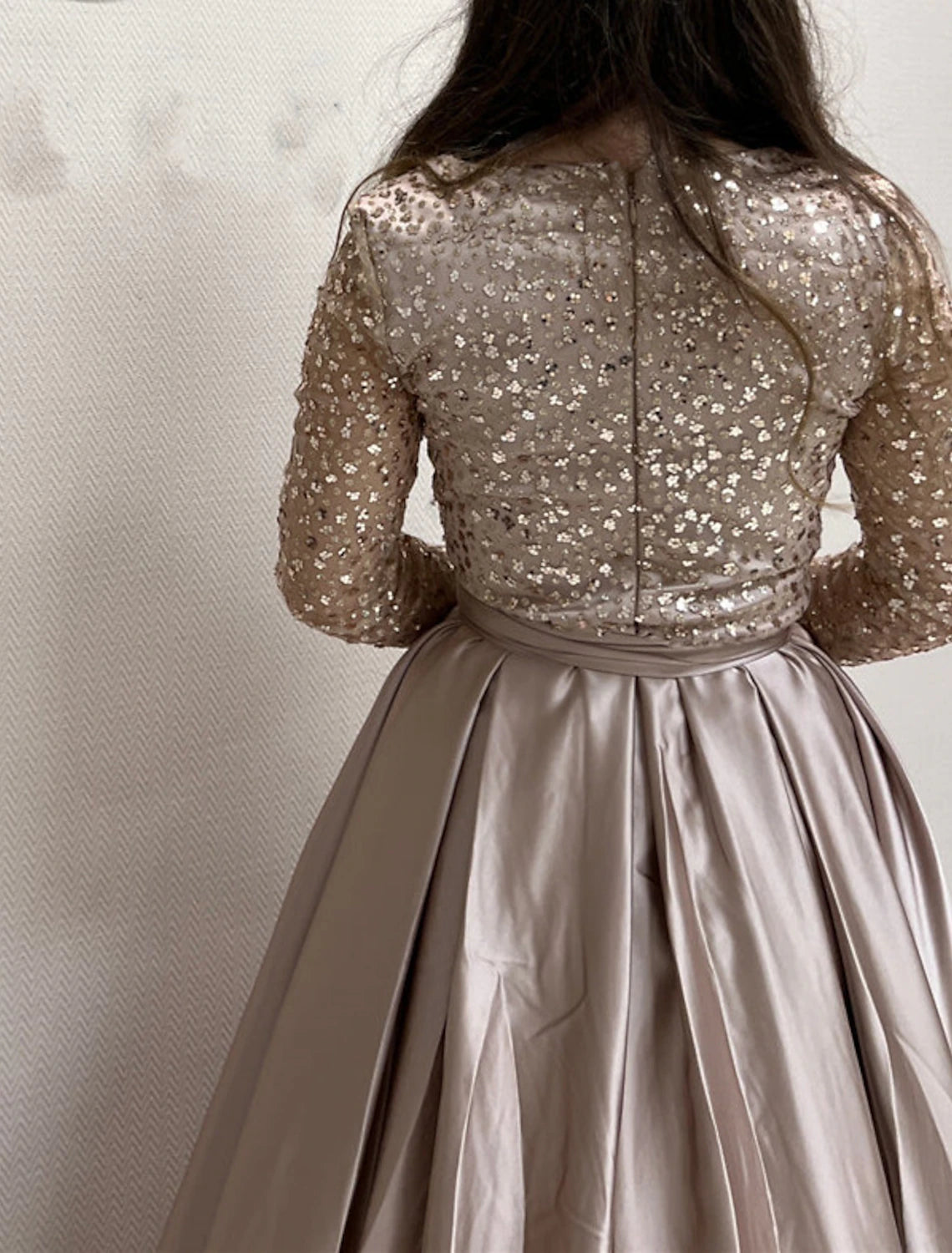 Abito da sera a trapezio, elegante, con strascico, in raso, a maniche lunghe, con scollo a V e perle.